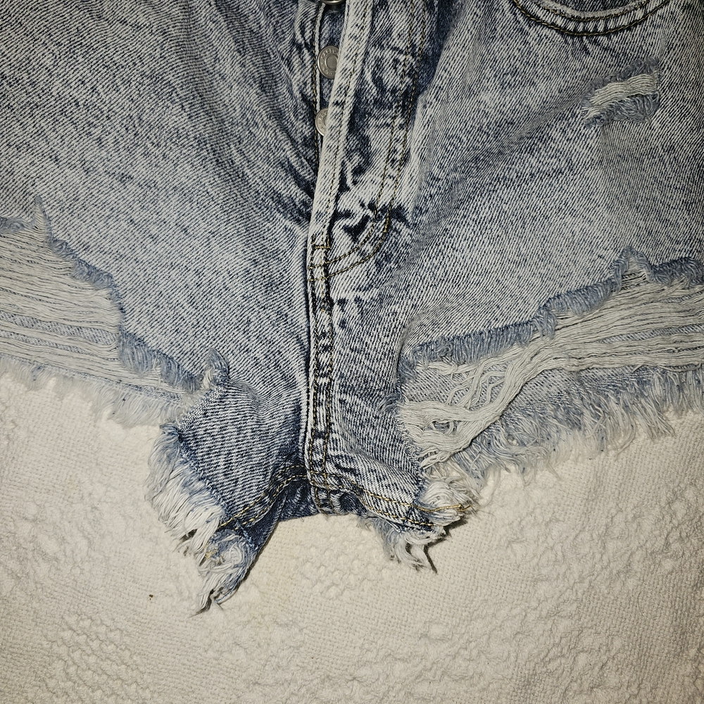 PacSun Women's Light Wash Distressed Jean Shorts - Picture 7 of 7